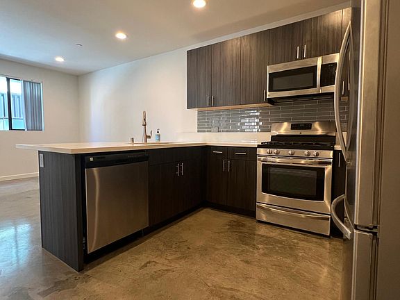 3rd image of 4814 Oakwood Ave #1