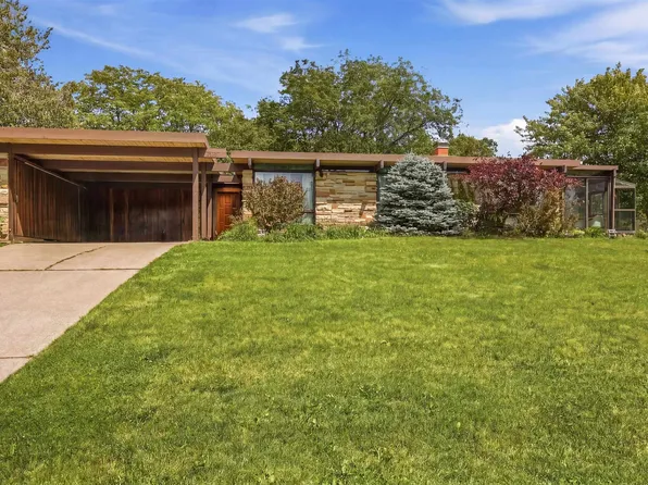 1160 Arrowhead Dr, Dubuque, IA 52003