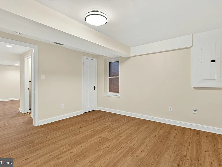 2375 N Vernon St — Photo 58