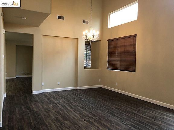 5th image of 2221 Cambridge Dr