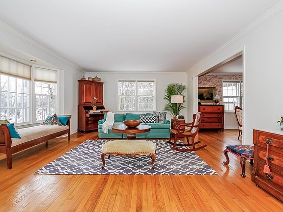 4th image of 680 Forest Ave