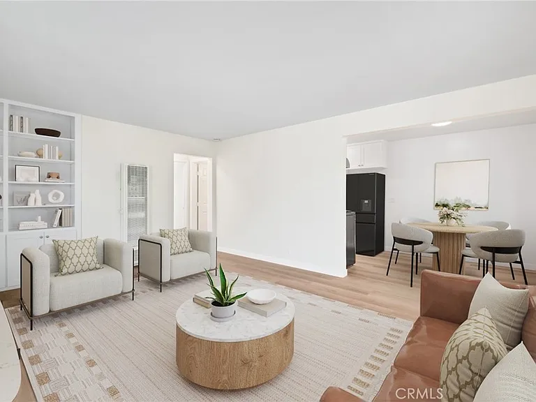 121 E Bay St #D — Photo 5