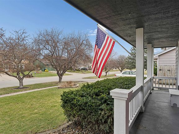 3rd image of 913 SE Peterson Dr