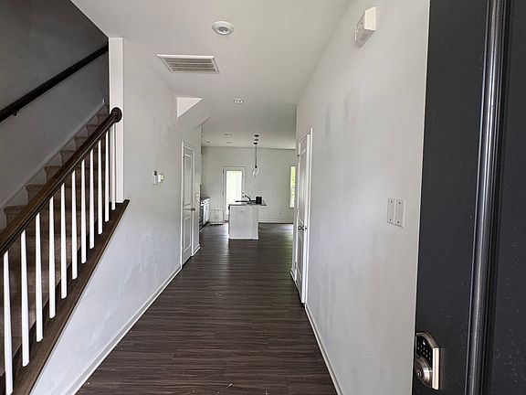 4th image of 803 Oak Center Dr