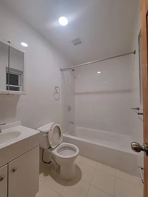 Rented by E Realty International Corp | media 4