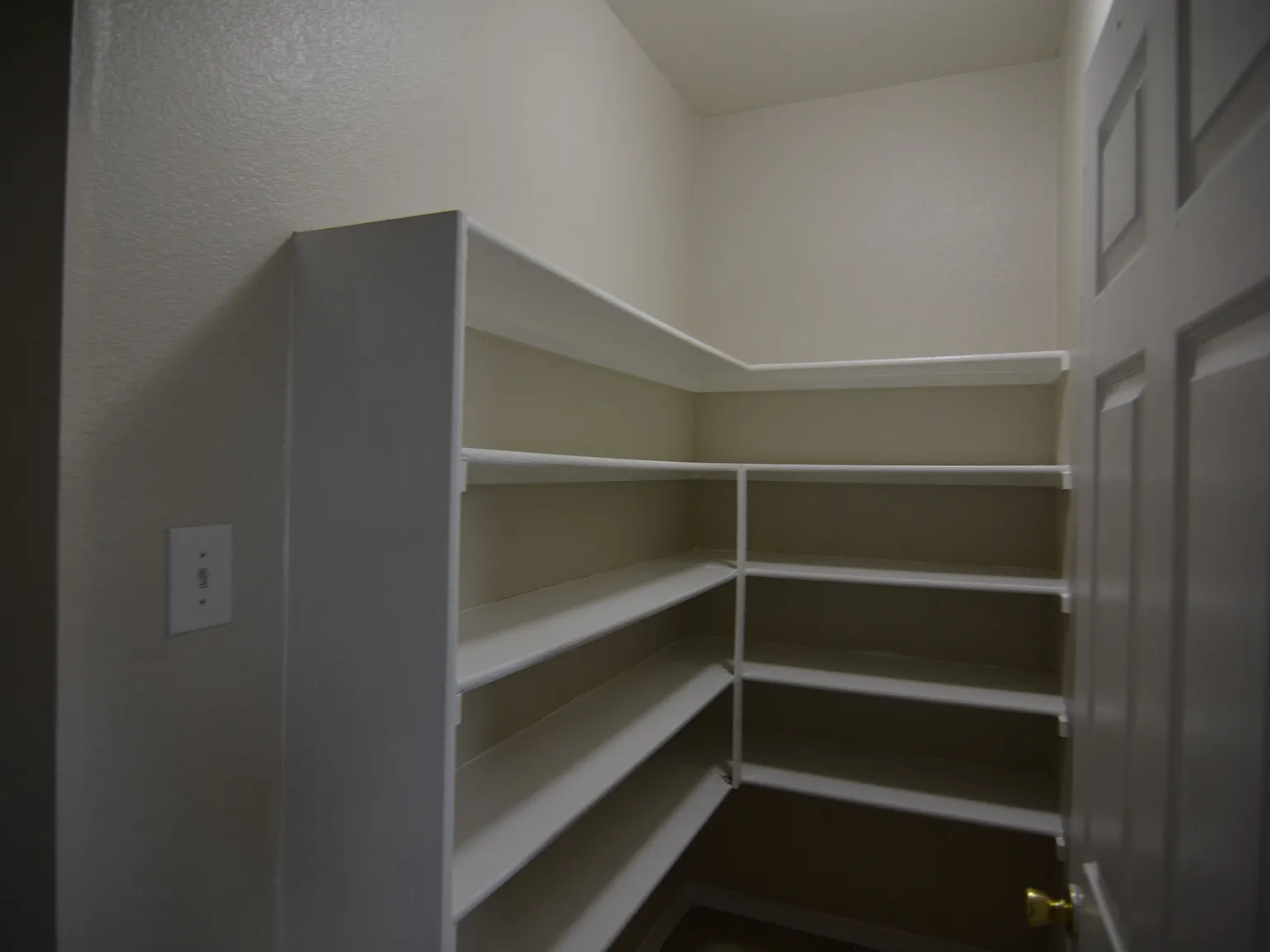 4 bed, 2000 sqft, $1,995 — Photo 4