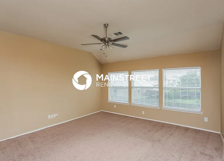 749 Mulberry Ln — Photo 2