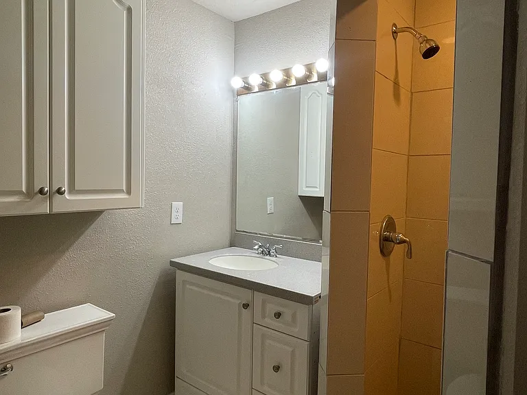 575 Division Ave — Photo 4