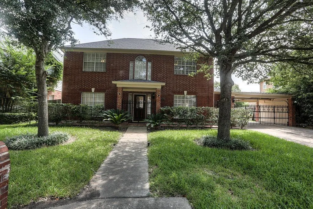 4 bed, 2.5 bath, 2440 sqft, $2,499 — Photo 3
