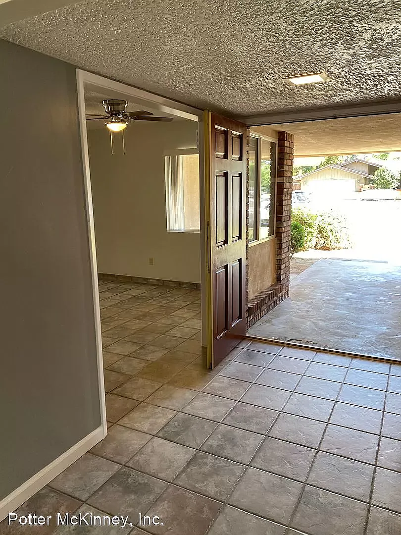 3 bed, 1867 sqft, $2,500 — Photo 2