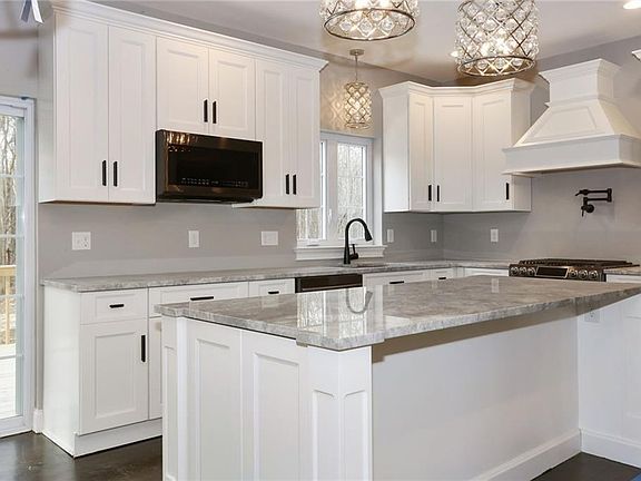 4th image of 28 Elise Dr