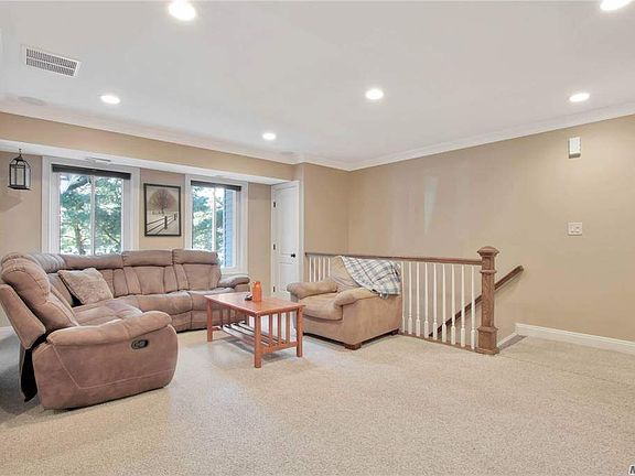 3rd image of 18 Idaho Ct