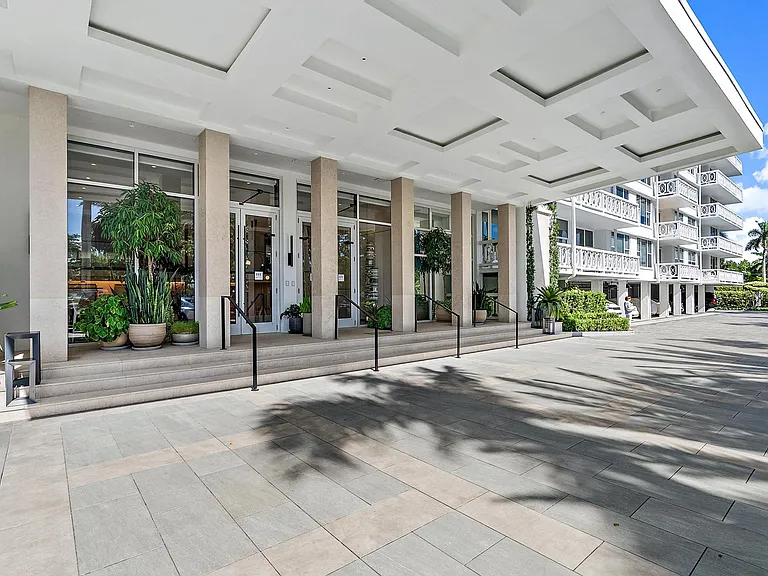 333 Sunset Porte-cochère