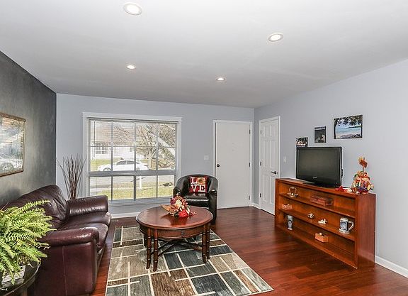 4th image of 375 Mark Ave