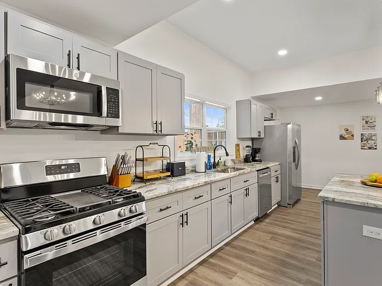 31 Allen St — Photo 12