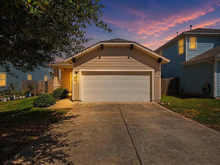 374 Triumph Rd — Photo 1