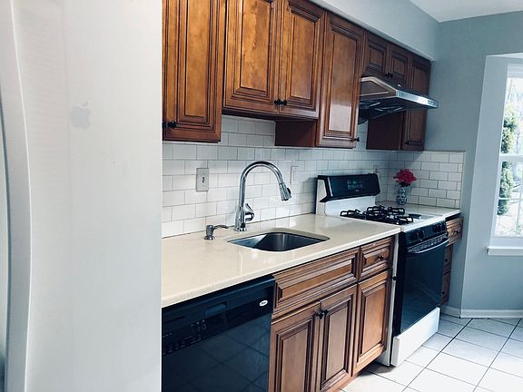 4th image of 20 Crandall Dr #20
