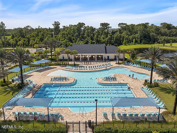 3rd image of 686 VILLAGE GRANDE Drive