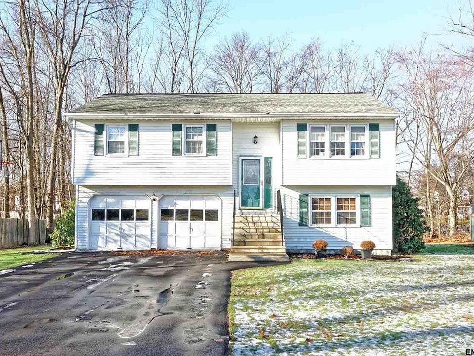 1st image of 13 Pinewood Dr