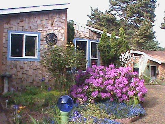 Main entry on left, Gar. Rt.