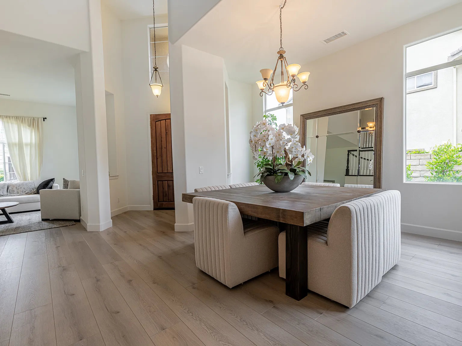 5 bed, 3621 sqft, $6,950 — Photo 4