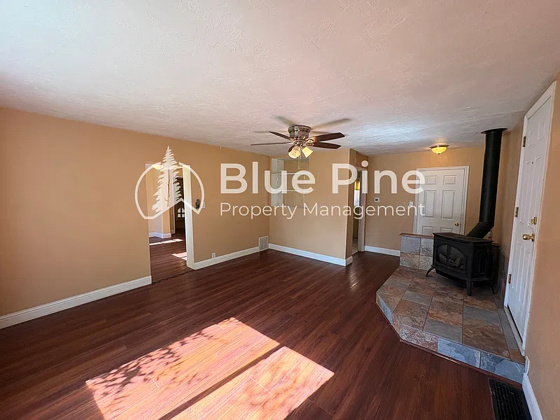 2 bed, 1.0 bath, 1270 sqft, $1,300 — Photo 4