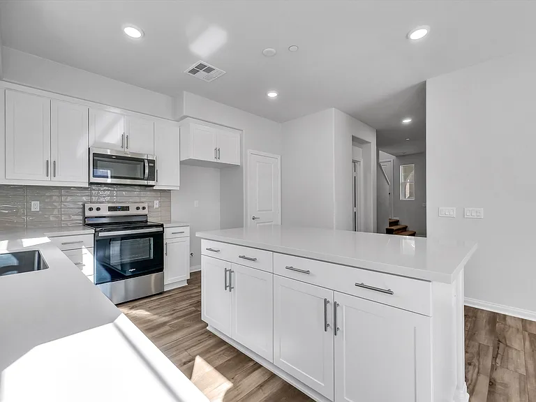 438 Meyer Pl — Photo 6