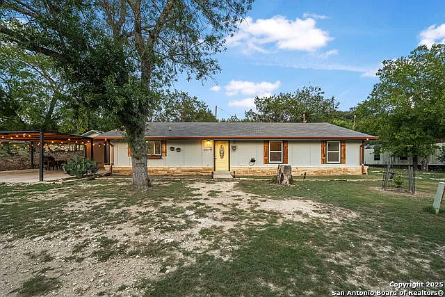 4 bed, 2.0 bath, 1858 sqft, $2,000 — Photo 1