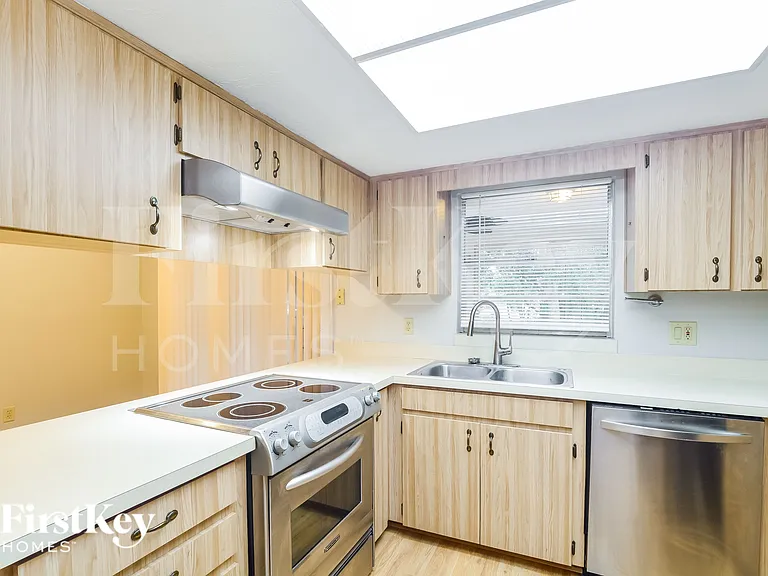 913 Sylvia Dr — Photo 5