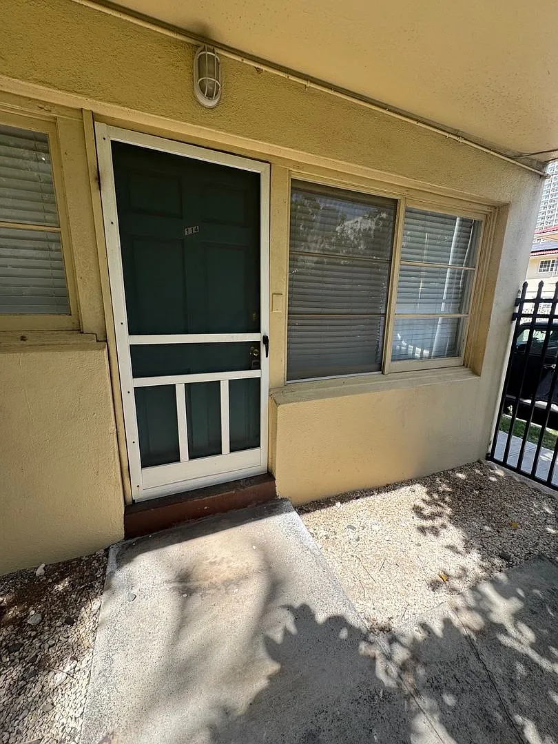 $1,625 Newly renovated 1-bed/1-bath in Commodore Waikiki in Ala Moana area — Photo 2