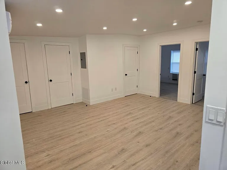 31 Van Zandt St — Photo 8