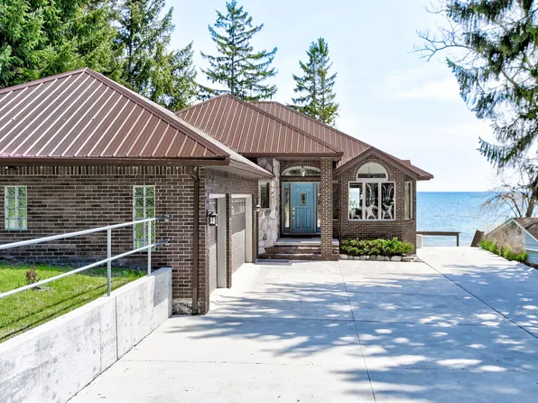 5434 Lakeshore Rd, Deckerville, MI 48427
