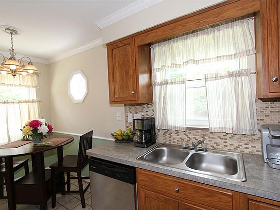 5th image of 1061 Vacationland Dr