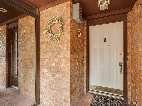 3rd image of 4517 Woodcrest Cir