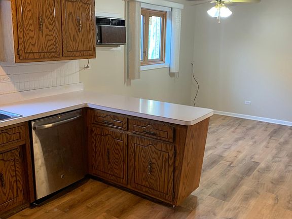 Kitchen, notice eat-in area behind counter.