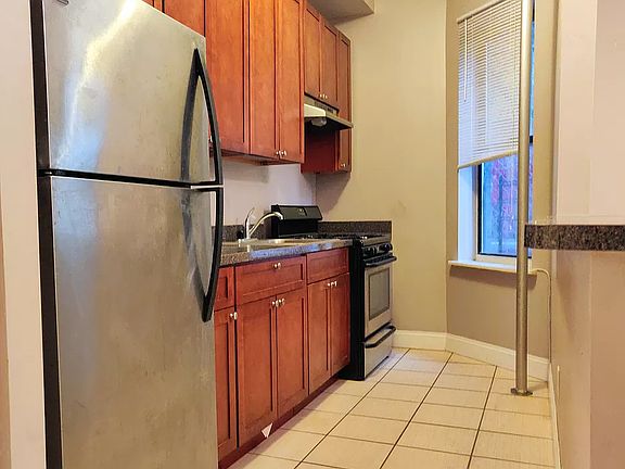 2nd image of 809 Park Pl APT 1D