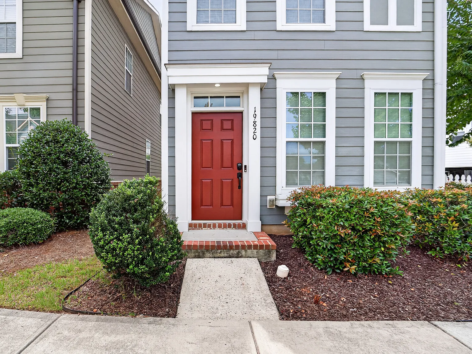 2 bed, 2.5 bath, 1133 sqft, $2,300 — Photo 2