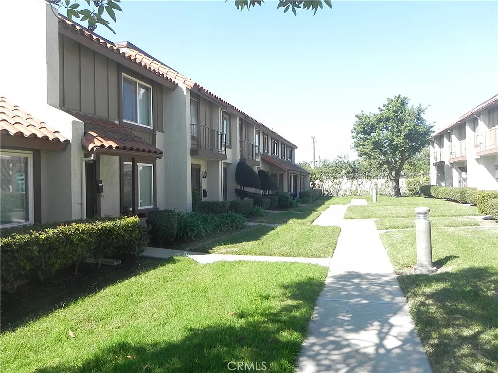 3 bed, 1.5 bath, 1240 sqft, $3,600 — Photo 3