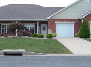 1719 S Indian Grass Rd, Nashville, IL 62263