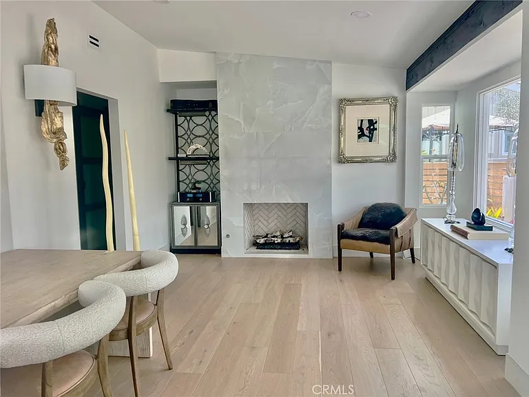 24 Saratoga — Photo 8