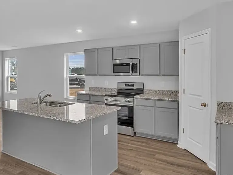136 Arlington Dr — Photo 8