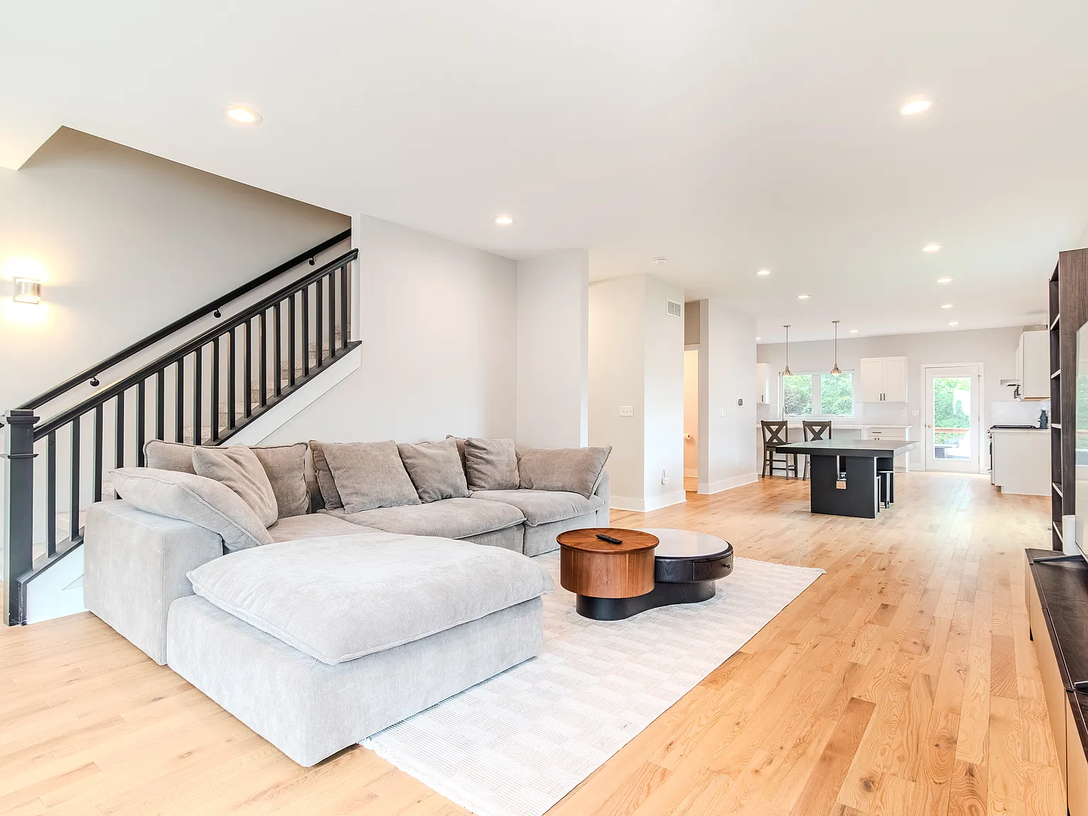 2 bed, 2.5 bath, 1834 sqft, $3,500 — Photo 3
