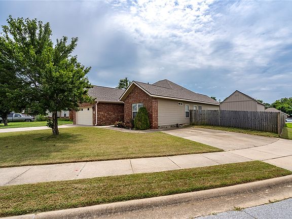 2nd image of 804 Gail Dr