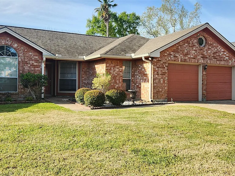 704 Manor Dr — Photo 2
