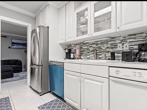 2nd image of 708 Davie Blvd #2