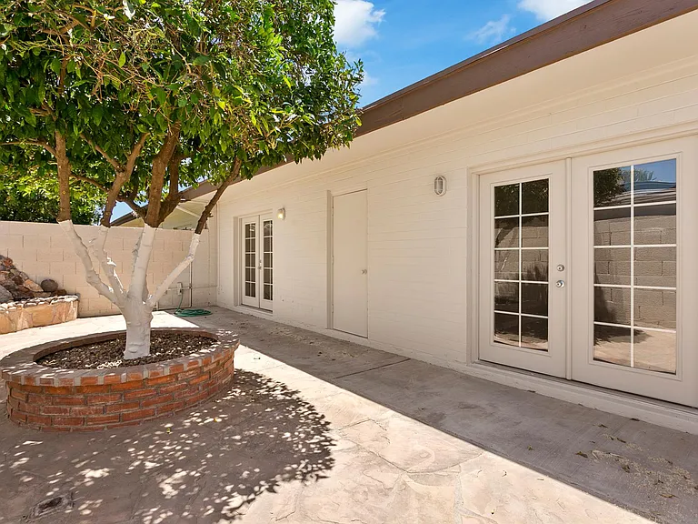 1970 E Oxford Dr — Photo 24