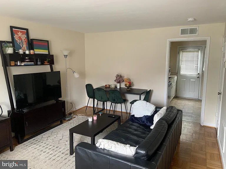 732 N Oakland St — Photo 6