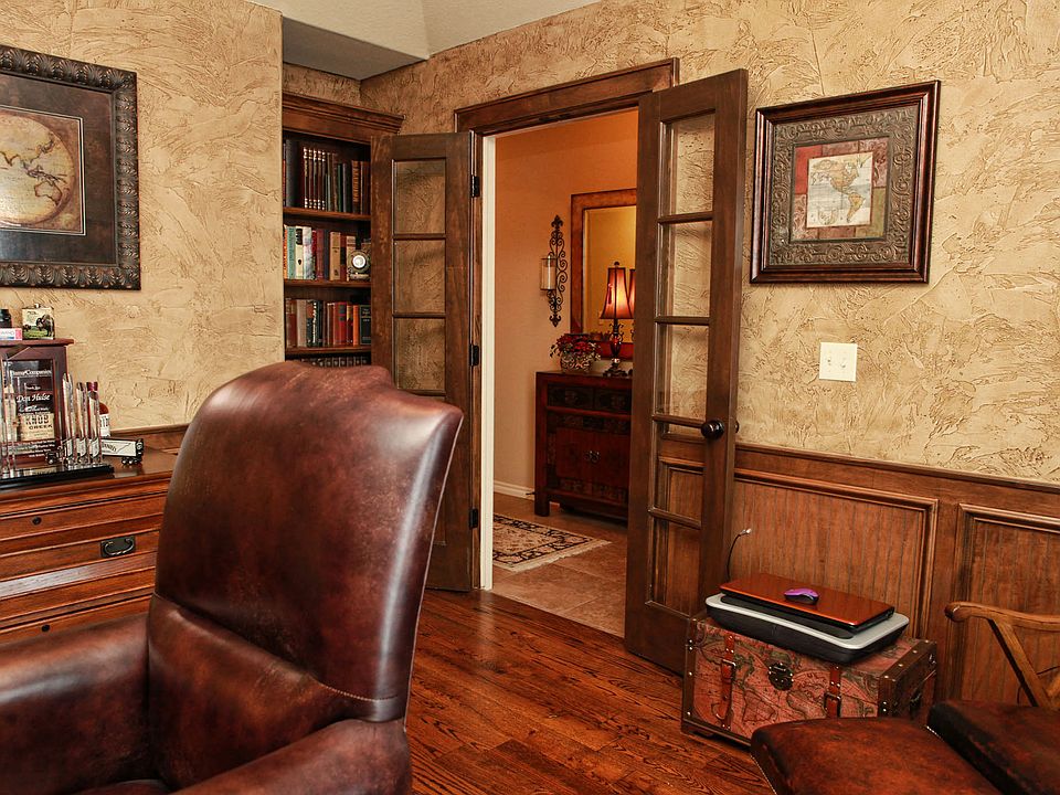 Built-in bookcase & Fr Doors