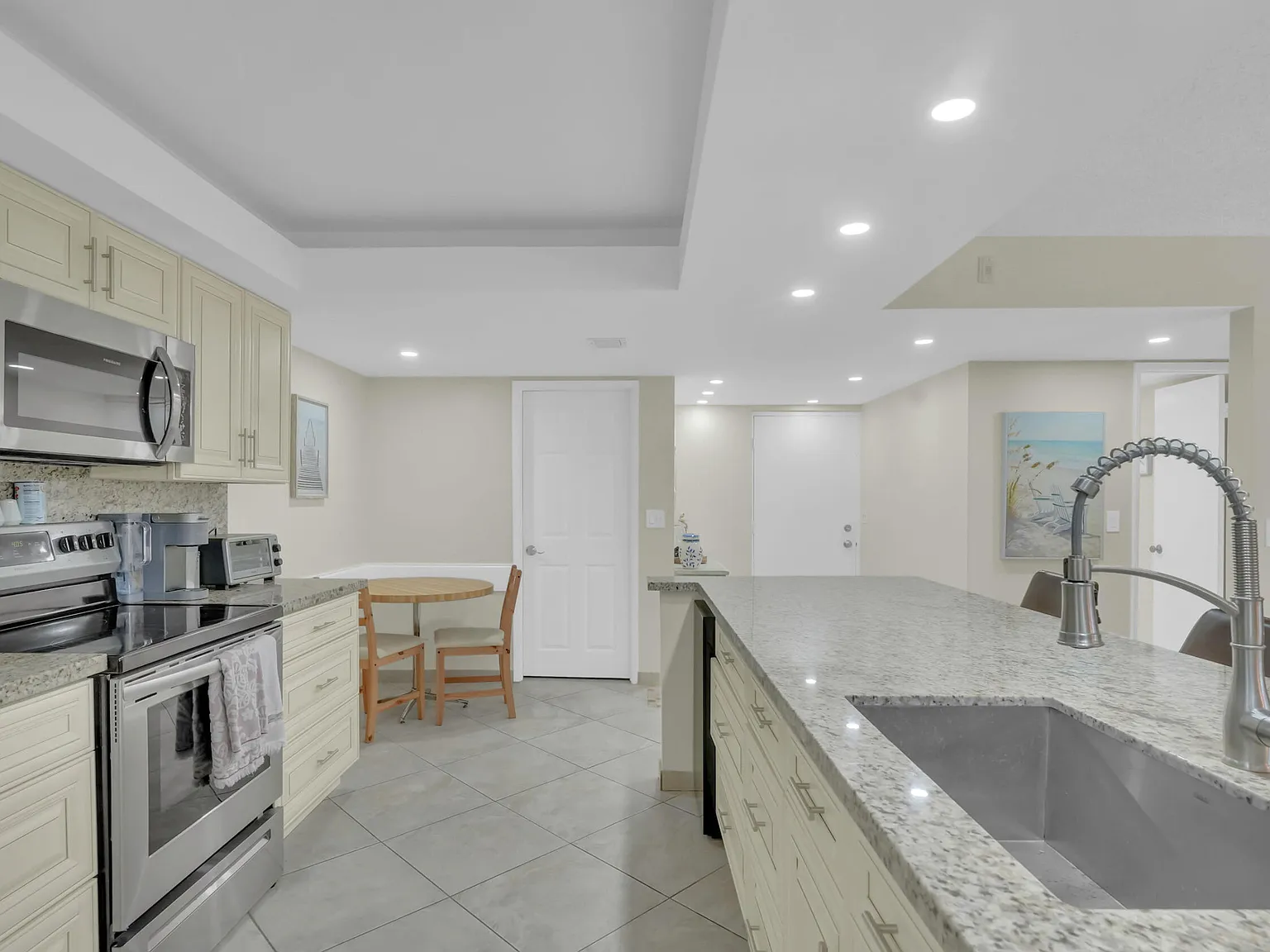 2 bed, 2.0 bath, 1175 sqft, $5,000 — Photo 4