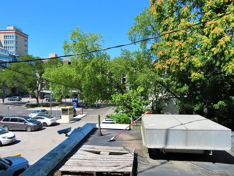 212 E State St — Photo 84